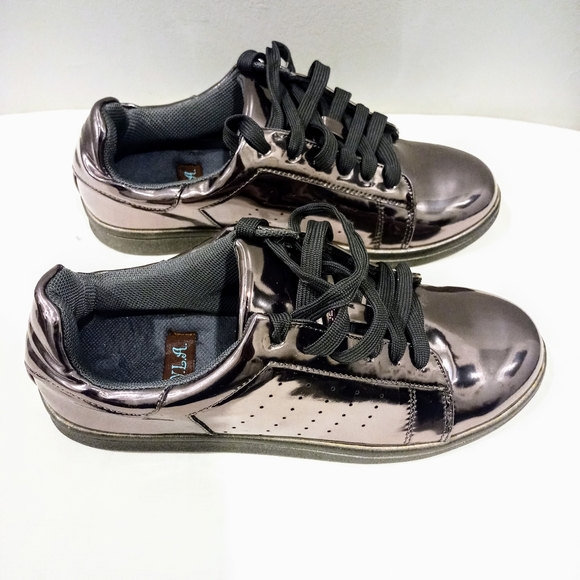N.Y.L.A Y2K Metallic Sneakers in Pewter | size 7 or 6.5 US - Picture 3 of 8